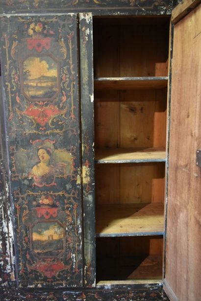 Armoire d'Uzes en bois ouvrant par deux porte...