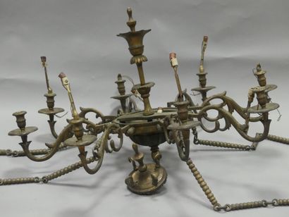 HOLLANDE. Lustre en bronze à décor perlé....