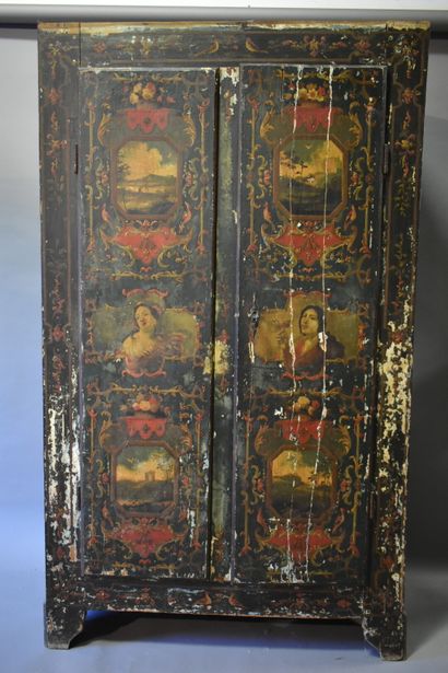 Armoire d'Uzes en bois ouvrant par deux porte...