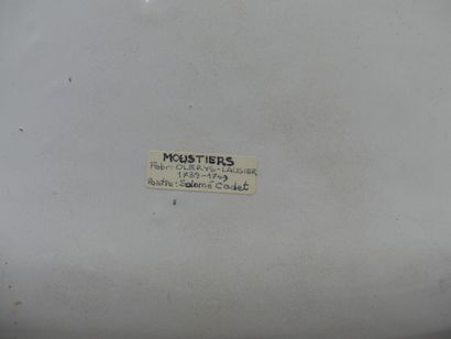 MOUSTIER. Paire de plats. XVIIIème siècle....