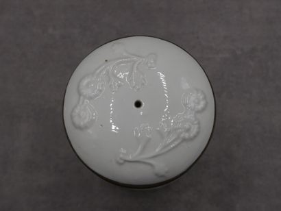 Pot couvert en porcelaine blanche à décor...