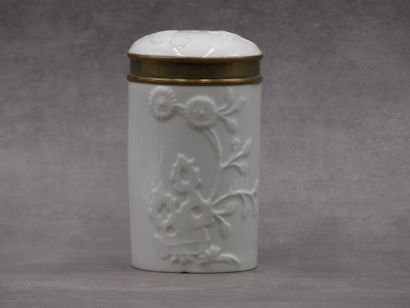 Pot couvert en porcelaine blanche à décor...