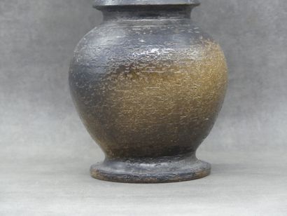 JEAN MARAIS. Vase à col évasé en terre cuite...
