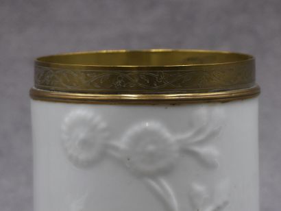 Pot couvert en porcelaine blanche à décor...
