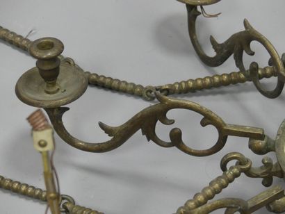 HOLLANDE. Lustre en bronze à décor perlé....