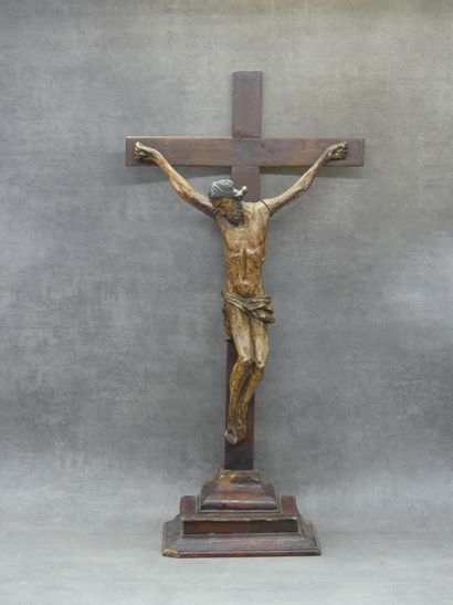 Christ en bois polychromé sur une base quadrangulaire...