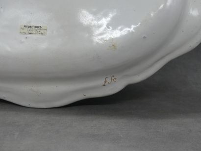 MOUSTIER. Paire de plats. XVIIIème siècle....