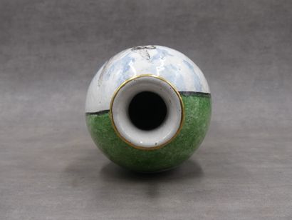 Vase piedouche en céramique polychrome à...