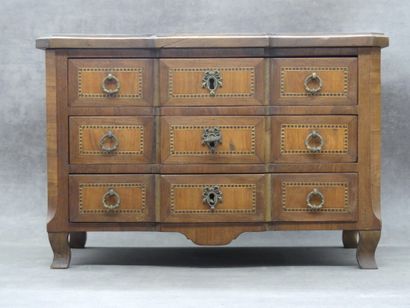 Petite commode de maîtrise. Dimensions :...