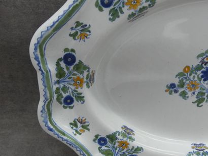MOUSTIER. Paire de plats. XVIIIème siècle....