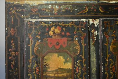 Armoire d'Uzes en bois ouvrant par deux porte...