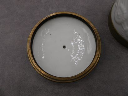 Pot couvert en porcelaine blanche à décor...