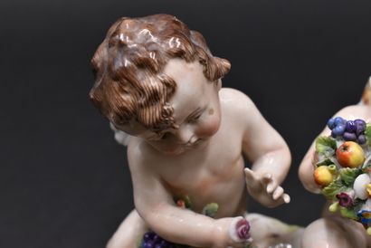 NAPLES. Putti aux fleurs en procelaine blanche...