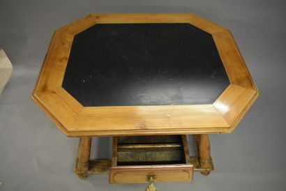 SUISSE. Table de changeur en bois mouluré...