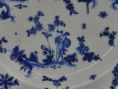 MOUSTIER. Plat en faïence à décor en camaïeu...