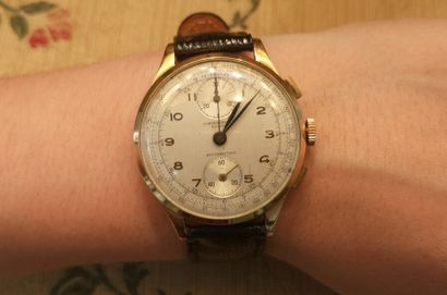 Swiss chronograph in gold, crocodile style...