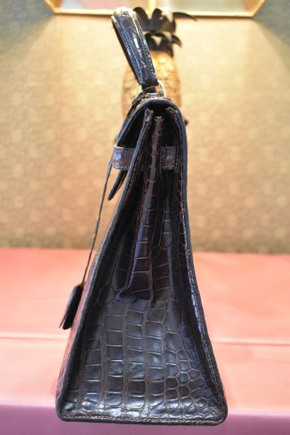 HERMES. 32cm Kelly bag in brown porosus crocodile,...