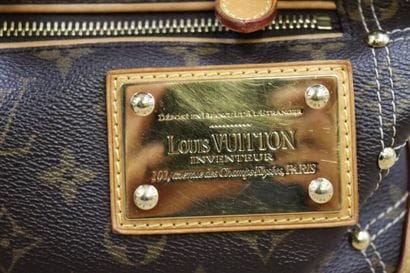 LOUIS VUITTON. Modèle Riveting. Sac à main...