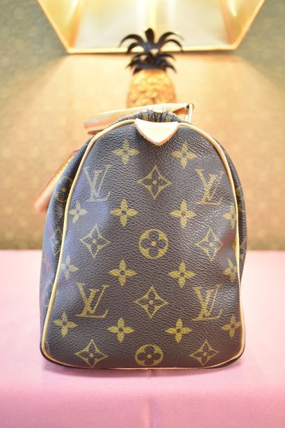 LOUIS VUITTON. Speedy model. Handbag in monogram...