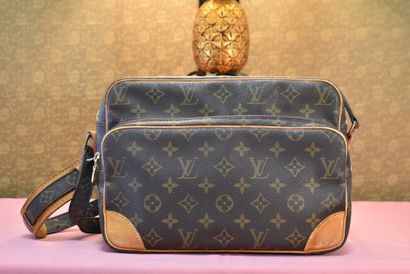 LOUIS VUITTON. Reporter bag in monogram canvas...