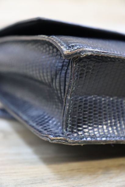 HERMES. Sac bandoulière en lézard noir, fermeture...