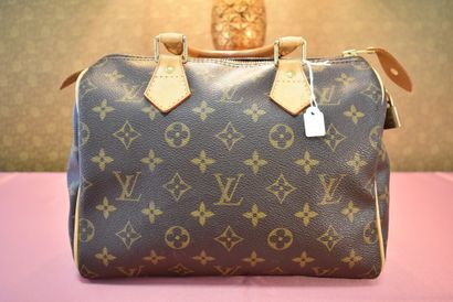 LOUIS VUITTON. Speedy model. Handbag in monogram...