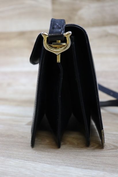 CARTIER. Pochette bandoulière en cuir noir,...