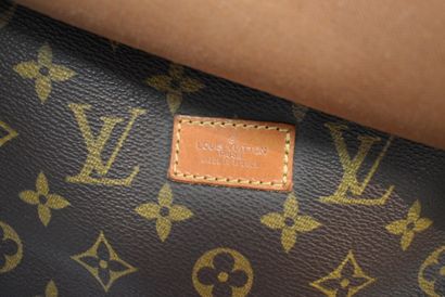 LOUIS VUITTON. Saumur