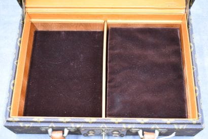LOUIS VUITTON. Mallette a bijoux en toile...
