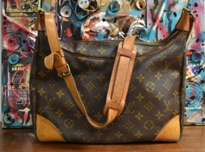 LOUIS VUITTON. Sac porté épaule en toile...