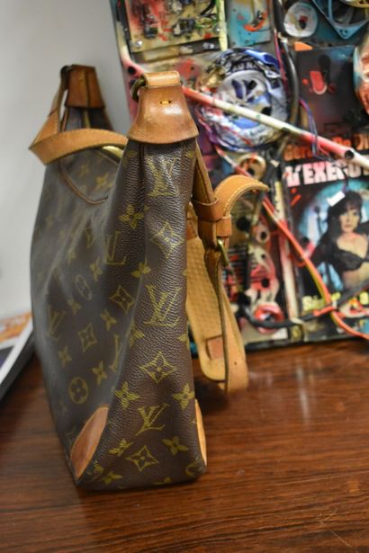 LOUIS VUITTON. Sac porté épaule en toile...
