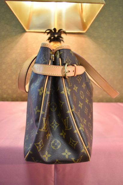 LOUIS VUITTON. Batignolles model. Handbag...