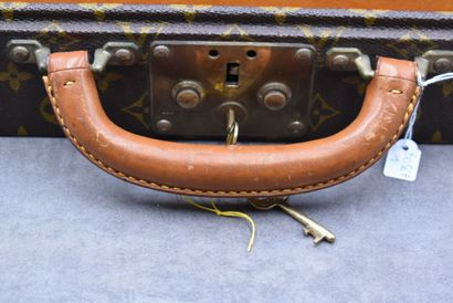 LOUIS VUITTON. Mallette a bijoux en toile...
