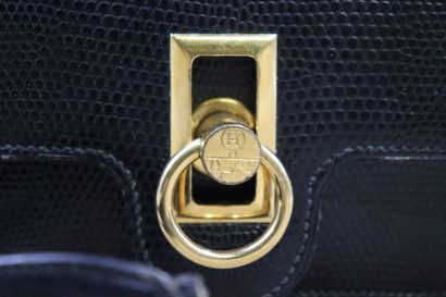 HERMES. Sac bandoulière en lézard noir, fermeture...