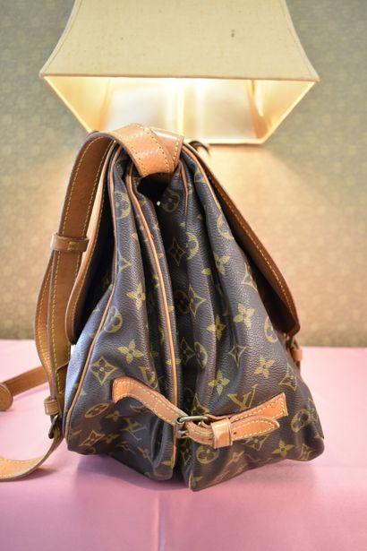 LOUIS VUITTON. Saumur