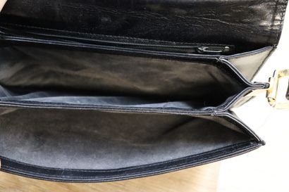 CARTIER. Pochette bandoulière en cuir noir,...