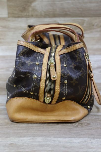 LOUIS VUITTON. Modèle Riveting. Sac à main...