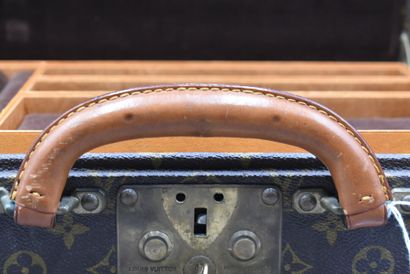 LOUIS VUITTON. Mallette a bijoux en toile...