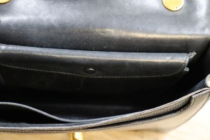 HERMES. Sac bandoulière en lézard noir, fermeture...