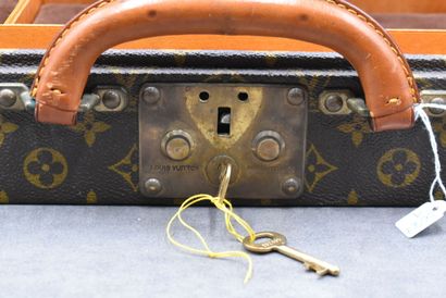 LOUIS VUITTON. Mallette a bijoux en toile...