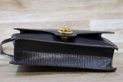 HERMES. Sac bandoulière en lézard noir, fermeture...