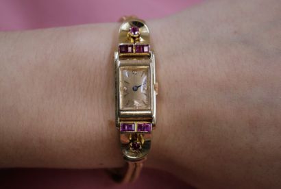 Une montre de dame en or rose marquée Kirby...