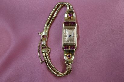 Une montre de dame en or rose marquée Kirby...