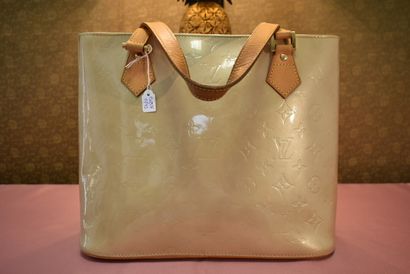 LOUIS VUITTON. Handbag in beige patent leather...