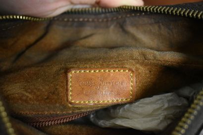 LOUIS VUITTON. Sac porté épaule en toile...