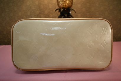 LOUIS VUITTON. Handbag in beige patent leather...