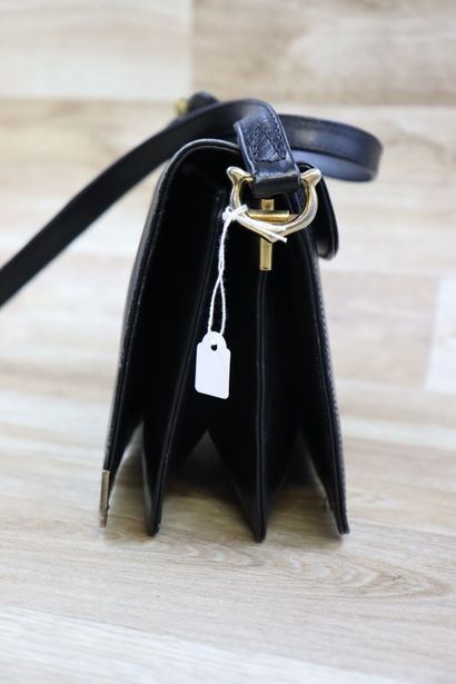 CARTIER. Pochette bandoulière en cuir noir,...