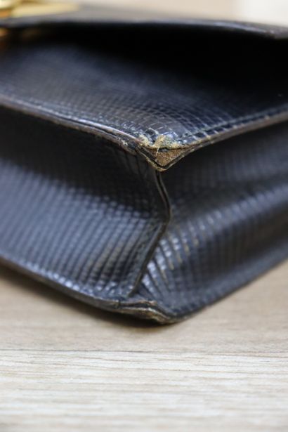 HERMES. Sac bandoulière en lézard noir, fermeture...