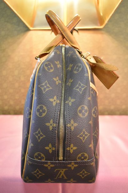 LOUIS VUITTON. Deauville model. Handbag in...