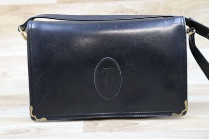 CARTIER. Pochette bandoulière en cuir noir,...